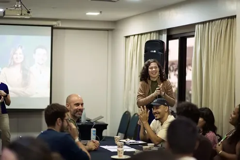 Participantes aplaudindo durante uma apresentação
