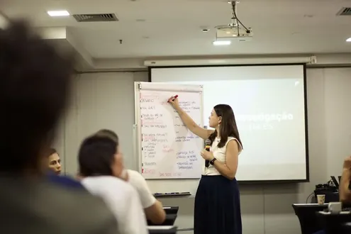 Facilitadora conduzindo a dinâmica de investigação em pares