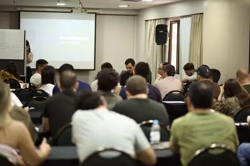 Sala cheia durante a investigação em pares