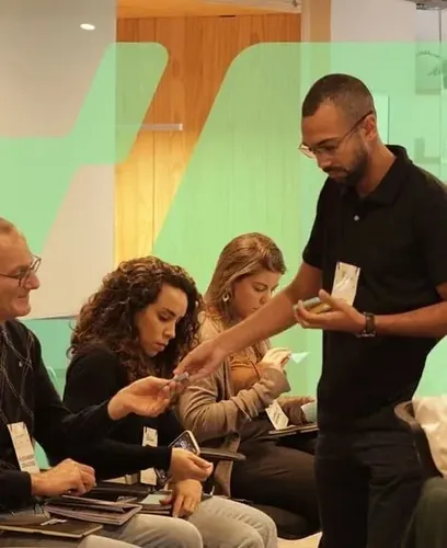 Participantes em atividade de pequeno grupo durante o programa