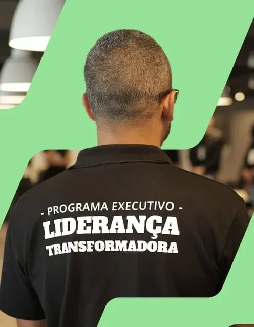 Participante com a camiseta do Programa Executivo Liderança Transformadora