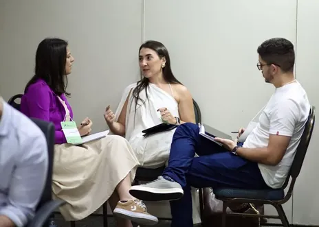 Três participantes em conversa de T-Group