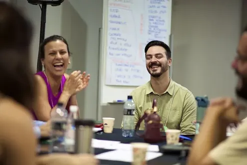 Participantes rindo durante a dinâmica